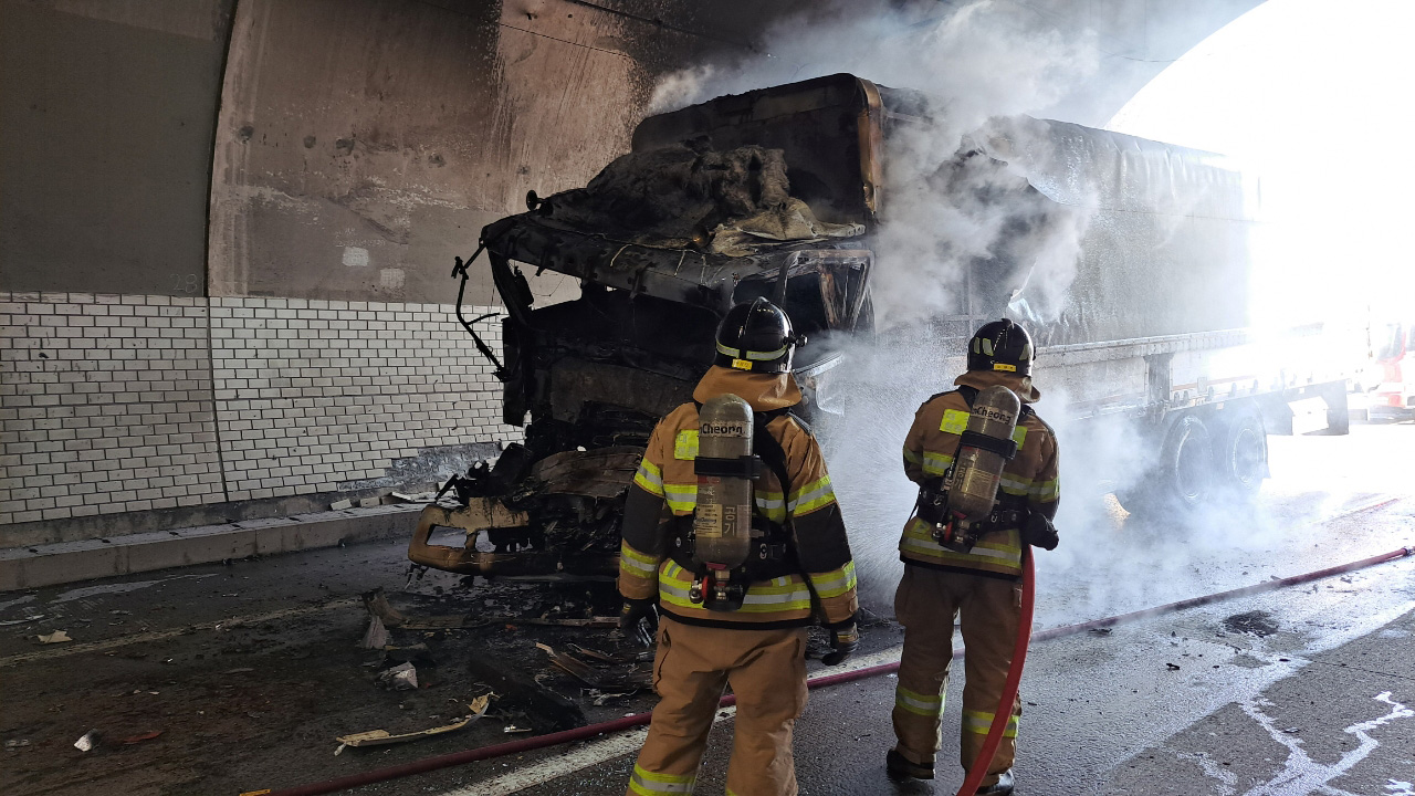 경북 고령군 중부내륙고속도로 고령2터널서 차량 화재···1명 숨지고 전면 차단