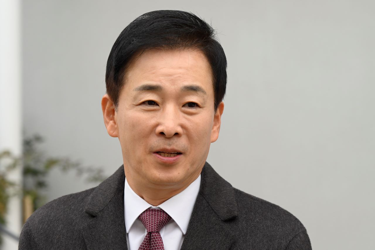 12월 6일 박근혜 전 대통령과 대구지역 언론사 국장단과의 간담회를 마친 후 유영하 변호사가 간담회가 열린 음식점 앞에서 기자들을 대상으로 백브리핑을 하고 있다.