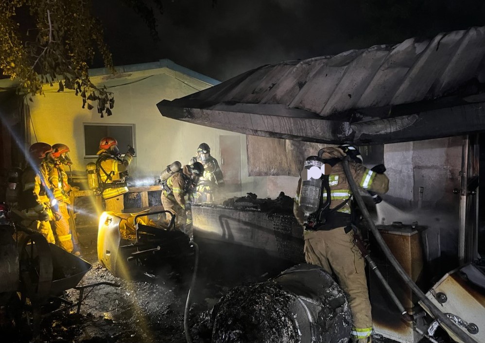 5월 11일 소방대원들이 경북 고령군 한 주택 창고에서 불을 끄고 있다. &#x2F;경북소방본부 제공