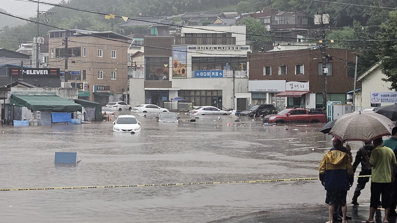 대구 북구 노곡동의 한 마을이 오늘(17일) 오후 2시 20분쯤 집중 호우로 물에 잠겼다. &#x2F; 화면제공 대구 북구청