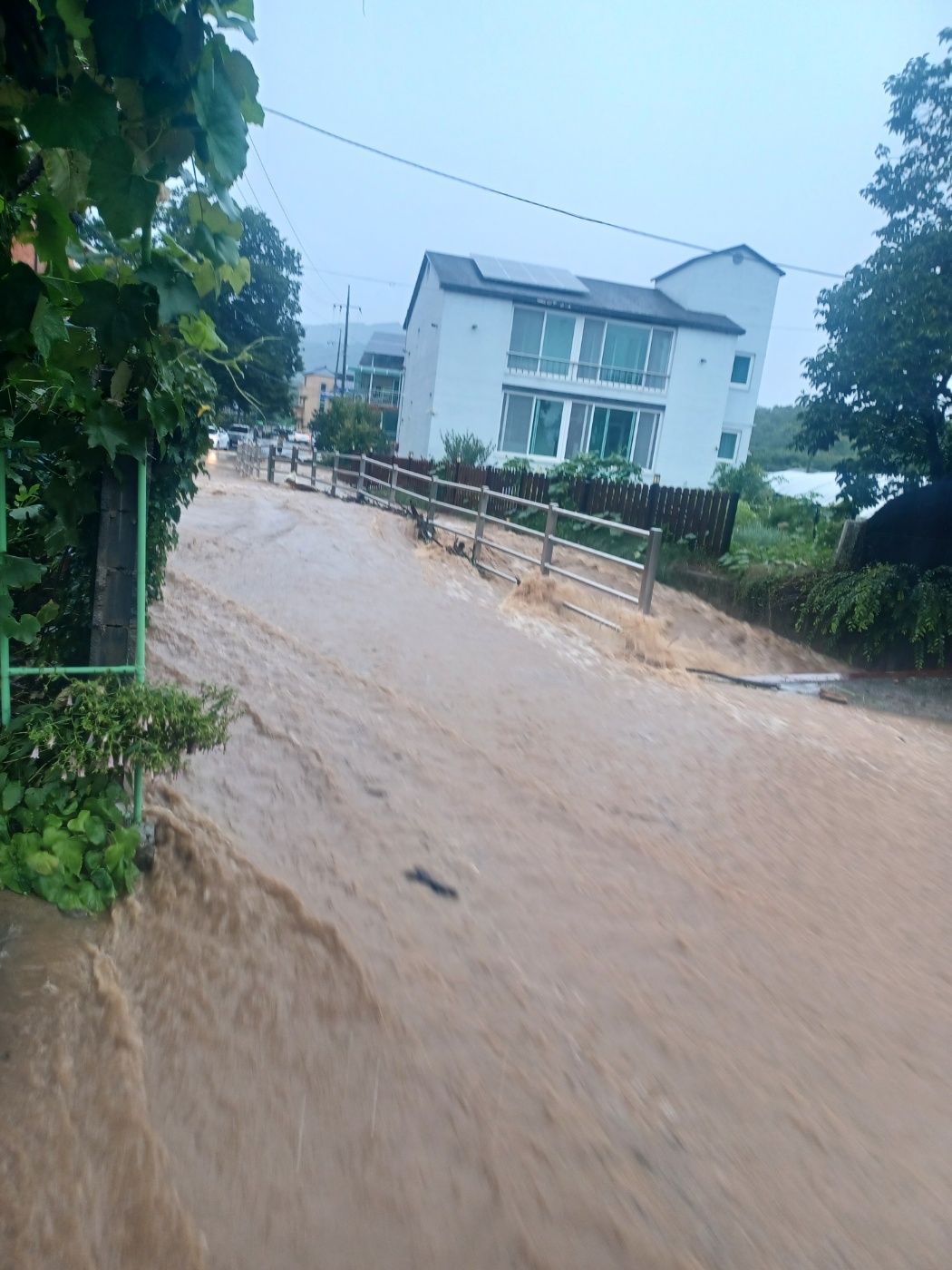 오늘(19일) 오전 경북 경산시 하양읍 남하리에 많은 비가 내려 도로가 침수됐다. &#x2F; 화면제공 시청자