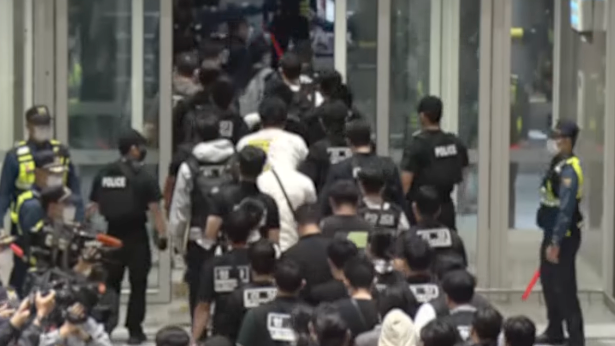 자료화면 &#x2F; 캄보디아에서 범죄에 가담했다가 이민 당국에 구금된 한국인 64명이 10월 18일 오전 전세기 편으로 국내로 송환됐다.