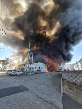 칠곡 왜관 섬유공장 화재 2시간째 진화 중