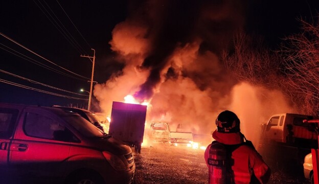 성주 벽진 공터에서 수출용 중고차 12대 화재