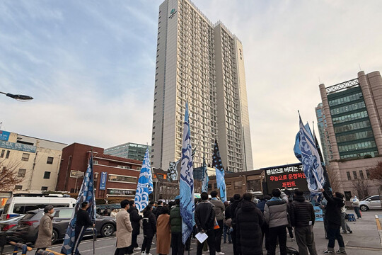 '강등 대구FC' 서포터즈 "쇄신 촉구" 집회···대구시의회 간담회서 대구시 "신임 단장 최고 대우 약속"