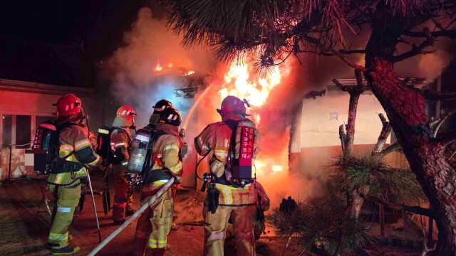 새벽 경북 경주 주택에서 잇달아 화재···1명 숨지고 2명 심정지