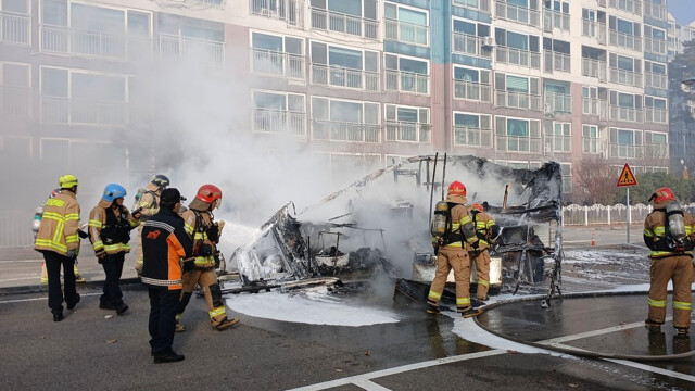 경북 칠곡군 아파트 주차장에서 캠핑카 화재···전기적 원인 추정