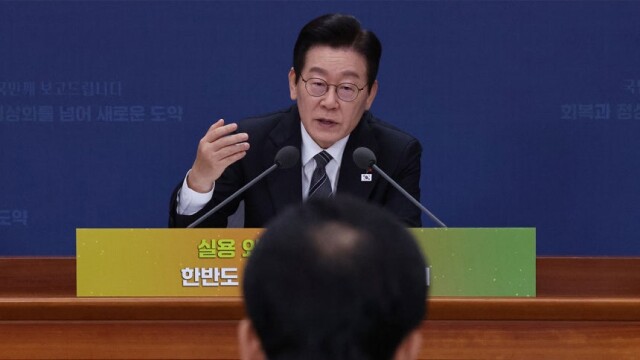 통일부 업무보고 받은 이재명 대통령, "남북, 인내심 갖고 적대 완화 노력"