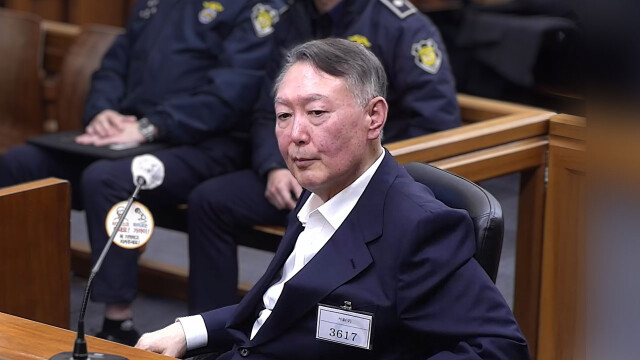 윤석열 전 대통령, 김건희 특검 첫 출석…변호인 "아내 금품수수 몰랐다"