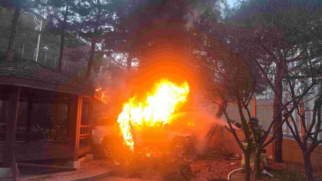 대구 아파트 단지 안에서 차량 화재···2명 다쳐