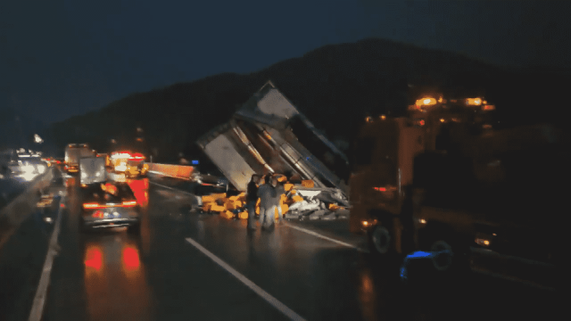 [속보]블랙아이스 때문? 서산영덕고속도로 30중 추돌 사고…5명 사망, 8명 부상