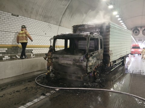 고속도로 달리던 화물차에서 불 ··· 한 때 통행 통제