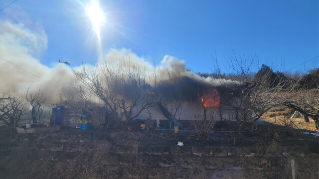 경북 영천 주택·야산 화재 3시간만 꺼져…"아궁이서 불씨 날려"