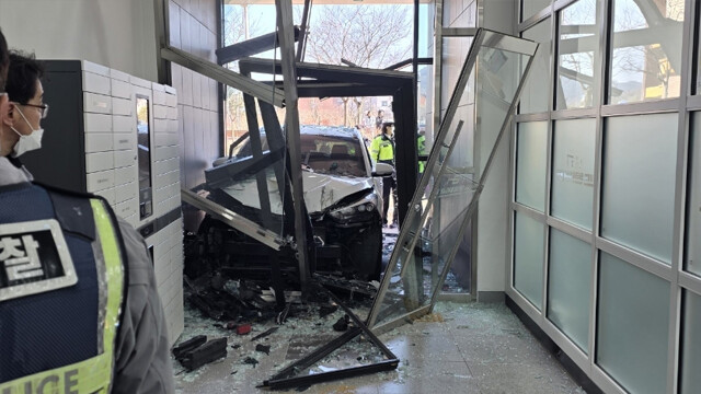 100m 달려 도서관에 '쾅' 경북 김천서 차량 돌진해 2명 다쳐···70대 운전자 "급발진"