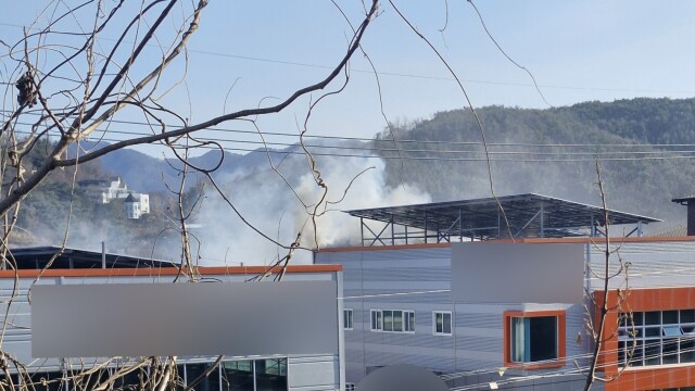 경북 경산 태양광 패널 제조 공장 화재 ···2시간 반 만에 꺼져