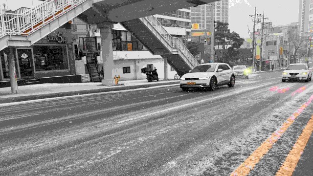 대구·경북 월요일 오전까지 눈···빙판길·도로 살얼음 유의