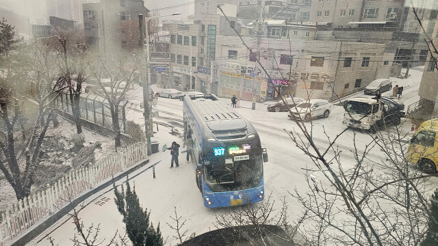 대구 출근길 1.7cm 눈···곳곳에 교통 정체, 미끄러짐 사고