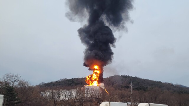 [속보] "'펑' 소리에 불"···경북 경산시 하양읍 저유소 탱크 화재