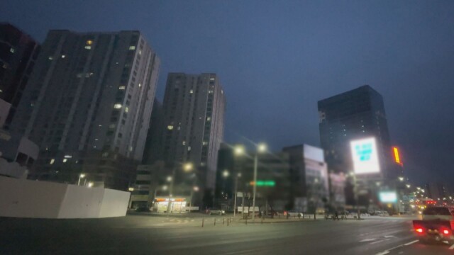 [심층] 아파트 코앞에 초대형 LED 전광판 '번쩍번쩍'···"무슨 일이 있었던 거지?"