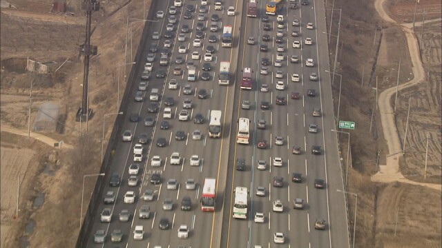 일부 고속도로 귀성 차량으로 지·정체···설 당일 64만 대 이용 전망