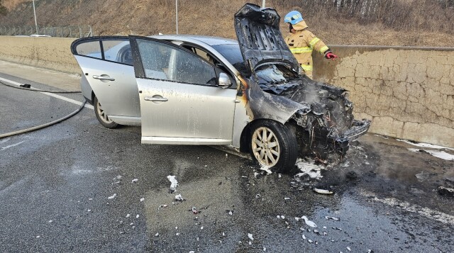 고속도로 달리던 승용차에서 불 ···인명 피해 없어