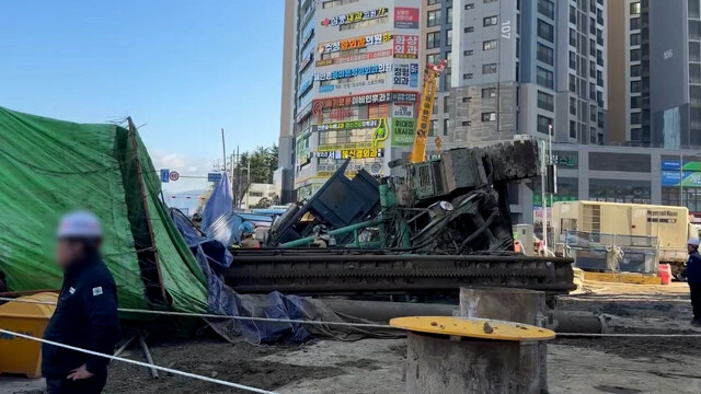 [속보] 대구 만촌네거리 공사 현장서 크레인 쓰러져