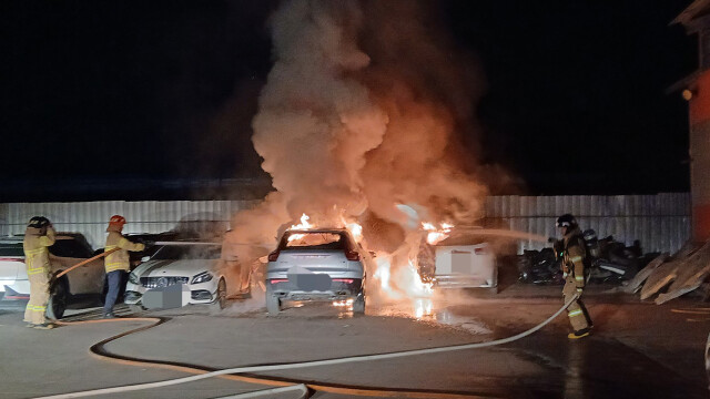 경북 안동 자동차 수리업체서 불···차량 5대 소실·인명 피해 없어