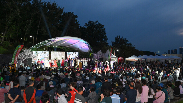 벚꽃과 함께 찾아온 패션쇼···대구 남구 앞산 빨래터 공원서 열려
