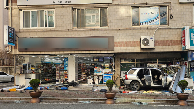 경북 경산 아파트 상가로 SUV 차량 돌진···50대 운전자 경상