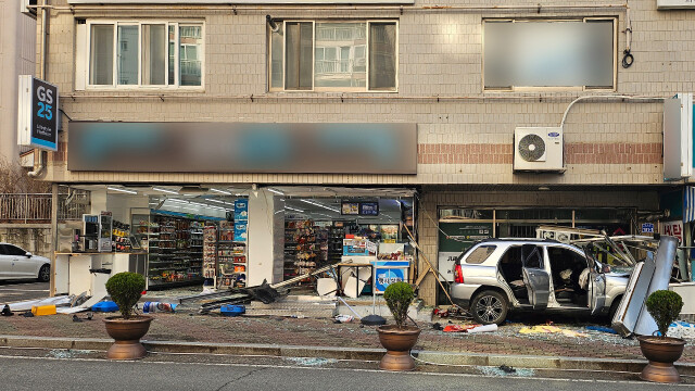 경북 경산 아파트 상가로 SUV 차량 돌진···50대 운전자 경상