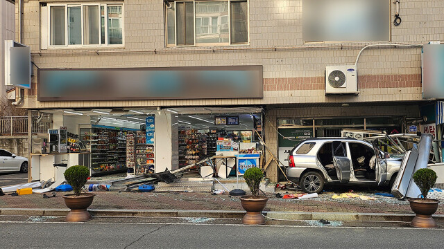 경북 경산 아파트 상가로 SUV 차량 돌진···50대 운전자 경상