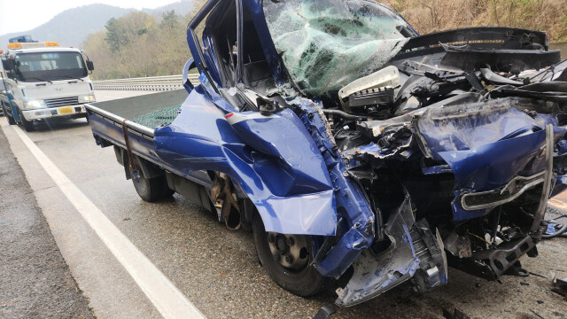 대구 중부내륙고속도로 지선에서 1톤 화물차가 덤프트럭 들이받아···화물차 운전자 숨져