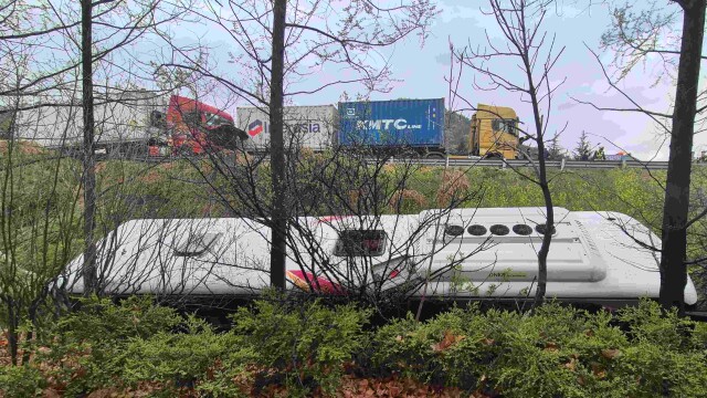 대구 경부고속도로서 시외버스 5m 아래로 추락···"승객·운전자 8명 다쳐"