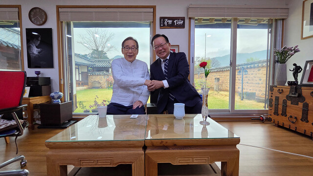 '보수 원로' 문희갑 전 대구시장 만난 김부겸···"대구 발전을 위한 조언 들어"