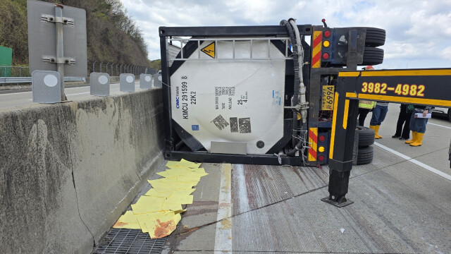 대구 달성군서 탱크로리 넘어지며 황산 유출···1명 다쳐