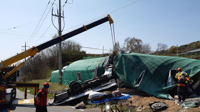 경북 칠곡서 3.5톤 화물차 전도···70대 운전자 숨져