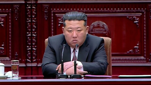 북한 "탄도미사일 집속탄두 시험발사 성공"···김정은, 김주애와 참관