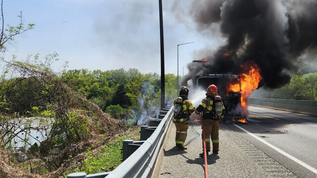 경북 성주군 중부내륙고속도로 달리던 화물차서 불···다친 사람 없어