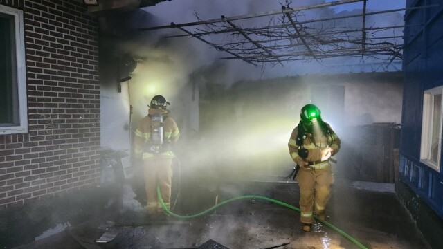 경북 성주 주택 화재로 2동 소실···내부 장작더미로 완전 진화까지 시간 걸릴 듯