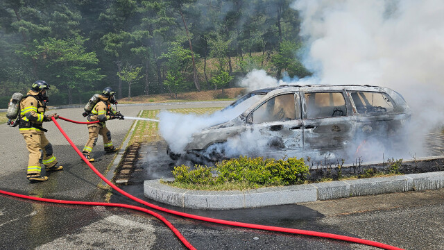 경북 상주 주차장에서 승합차 불···50대 여성 숨진 채 발견