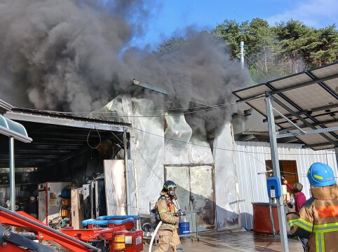 경북 영천시 고경면 폐업 공장서 화재…폐알루미늄 창고로 번져 5시간 만에 불길 잡아