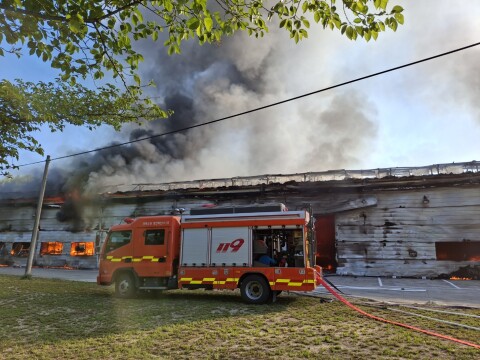 경북 영천시 북안면 돈사 용품 공장서 화재…1시간 40여 분 만에 불길 잡아