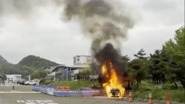 대구-포항 고속도로 영천휴게소에서 승용차 화재···"차량 연료 배관 노후화로 파손"