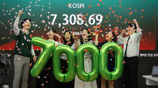 [속보] 코스피 사상 첫 7000돌파, 매수 사이드카 발동