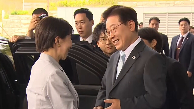 다카이치 일본 총리 안동 도착, 이재명 대통령 영접···곧 정상회담 돌입
