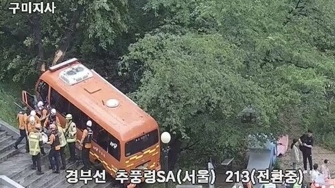 경북 김천 경부고속도로 추풍령휴게소에서 미니버스 단독 사고···임산부 등 11명 부상