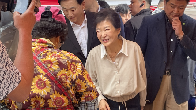 '선거의 여왕' 박근혜, 칠성시장 찾아 추경호 유세 지원····"추 후보, 좋은 정책 마련할 것"