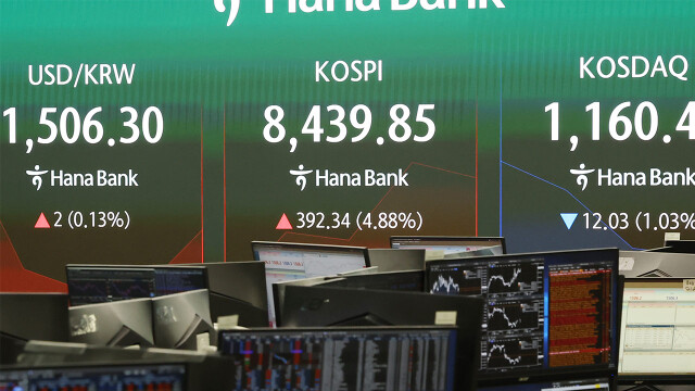 [속보] '반도체 급등' 코스피 장중 최초 8400 돌파, 2.25% 오른 8228.70으로 장 마감