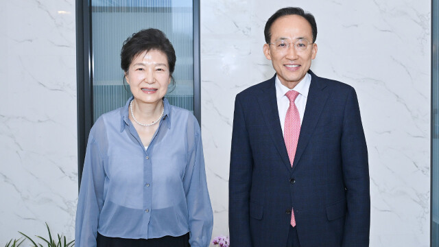박근혜 전 대통령 만난 추경호 "시민들이 '보수의 심장' 지켜주셨다···경제 성과 내달라 하셨다"