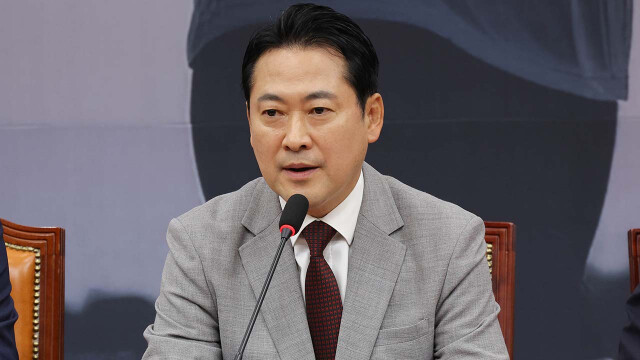 "지도부 총사퇴" vs "철없는 소리"···'장동혁 거취' 두고 국민의힘 지도부, 공개석상에서 충돌